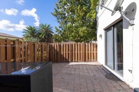 Townhouse in Doral, Florida 4 bedrooms, 165.64 sq.m. № 2011037 - photo 29
