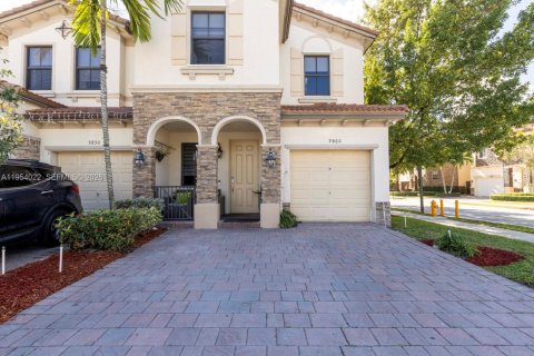 Townhouse in Doral, Florida 4 bedrooms, 165.64 sq.m. № 2011037