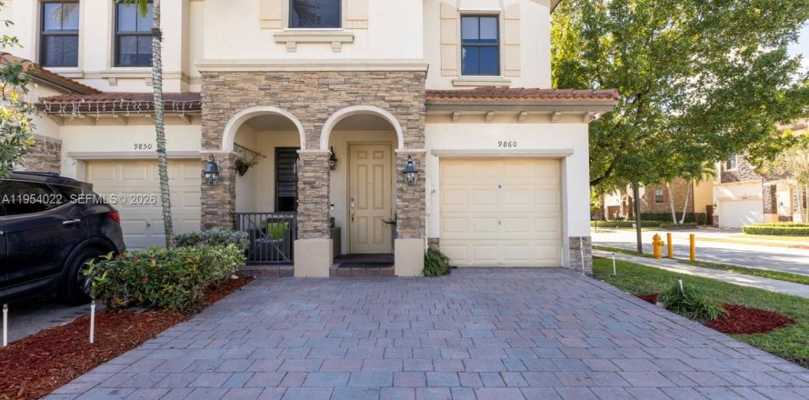 Townhouse in Doral, Florida 4 bedrooms, 165.64 sq.m. № 2011037