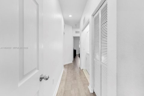 Townhouse in Doral, Florida 4 bedrooms, 165.64 sq.m. № 2011037 - photo 19