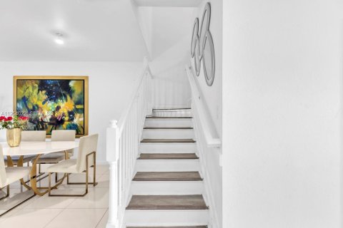 Townhouse in Doral, Florida 4 bedrooms, 165.64 sq.m. № 2011037 - photo 6
