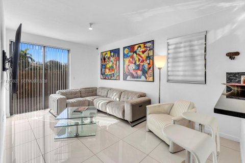 Townhouse in Doral, Florida 4 bedrooms, 165.64 sq.m. № 2011037 - photo 7