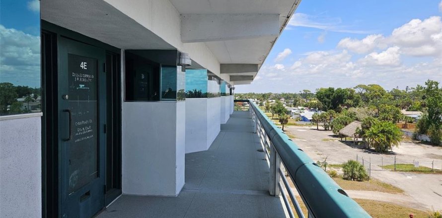 Commercial property in Englewood, Florida 108.14 sq.m. № 2206503