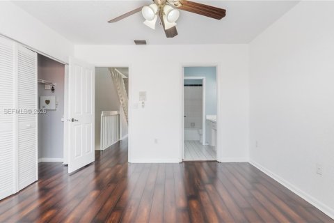 Touwnhouse à louer à Miami, Floride: 3 chambres, 159.05 m2 № 2020902 - photo 17