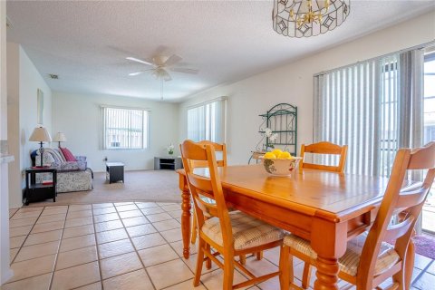 House in Port Richey, Florida 3 bedrooms, 122.63 sq.m. № 2238159 - photo 12