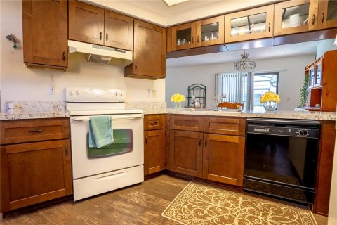 House in Port Richey, Florida 3 bedrooms, 122.63 sq.m. № 2238159 - photo 4
