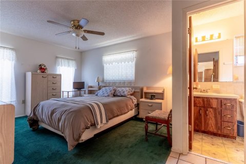 House in Port Richey, Florida 3 bedrooms, 122.63 sq.m. № 2238159 - photo 14