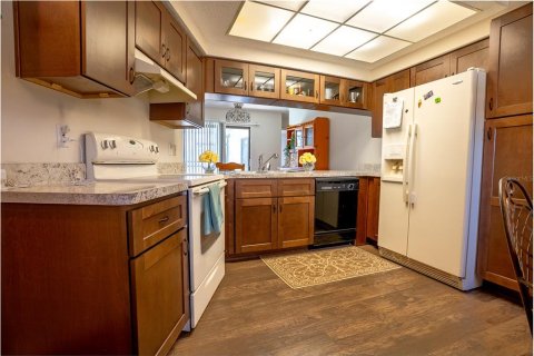 House in Port Richey, Florida 3 bedrooms, 122.63 sq.m. № 2238159 - photo 8