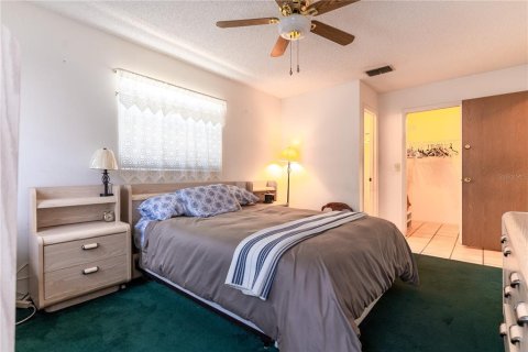 House in Port Richey, Florida 3 bedrooms, 122.63 sq.m. № 2238159 - photo 15