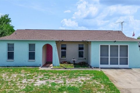House in Port Richey, Florida 3 bedrooms, 122.63 sq.m. № 2238159 - photo 24