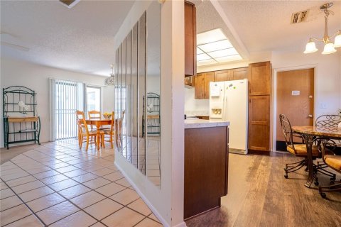 House in Port Richey, Florida 3 bedrooms, 122.63 sq.m. № 2238159 - photo 5
