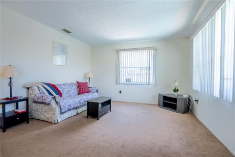 House in Port Richey, Florida 3 bedrooms, 122.63 sq.m. № 2238159 - photo 6