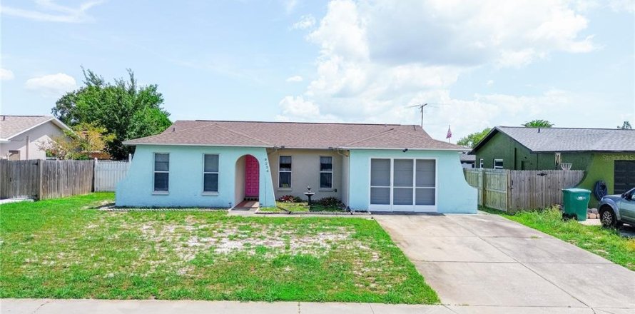 House in Port Richey, Florida 3 bedrooms, 122.63 sq.m. № 2238159