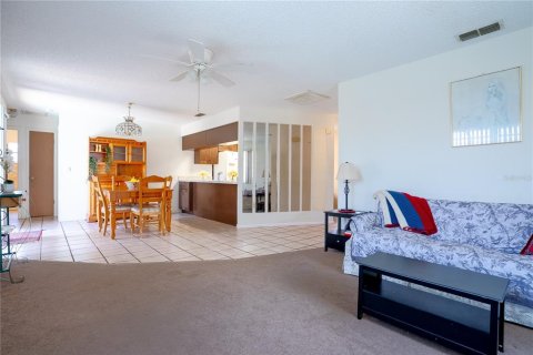 House in Port Richey, Florida 3 bedrooms, 122.63 sq.m. № 2238159 - photo 10
