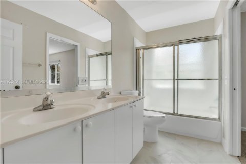 Villa ou maison à louer à Weston, Floride: 5 chambres, 248.23 m2 № 2010982 - photo 18