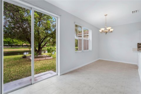 Villa ou maison à louer à Weston, Floride: 5 chambres, 248.23 m2 № 2010982 - photo 4