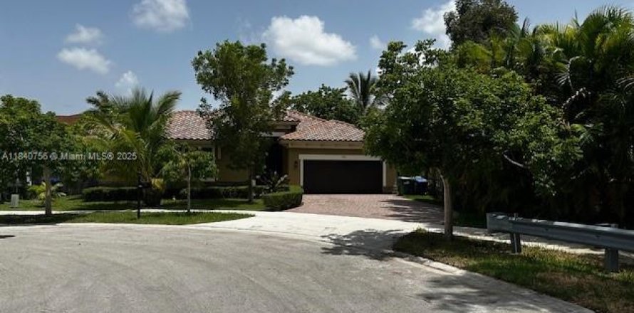House in Miami, Florida 4 bedrooms, 213.68 sq.m. № 1831075