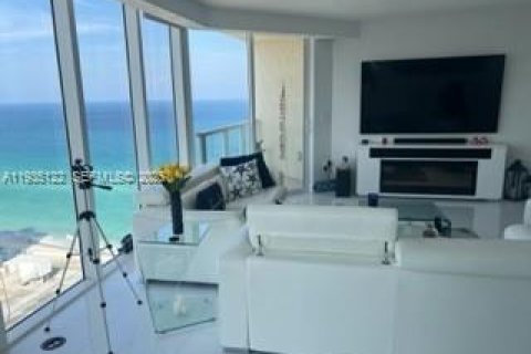 Copropriété à louer à Sunny Isles Beach, Floride: 2 chambres, 132.2 m2 № 2077205 - photo 1