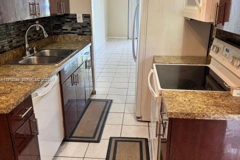 Кондоминиум с 2 спальнями в Лодердейл-Лейкс, Флорида № 2035096