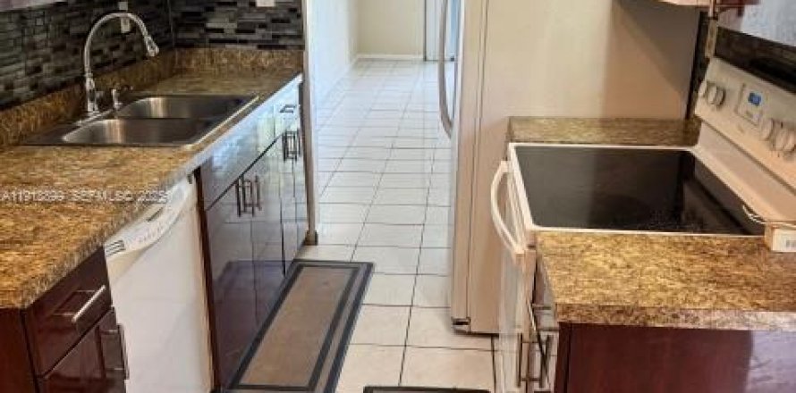 Кондоминиум с 2 спальнями в Лодердейл-Лейкс, Флорида № 2035096