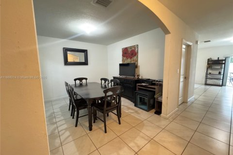 Casa en alquiler en Homestead, Florida, 4 dormitorios, 234.67 m2 № 1940982 - foto 2