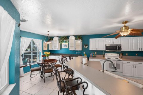 House in Sarasota, Florida 4 bedrooms, 166.48 sq.m. № 1751087 - photo 9