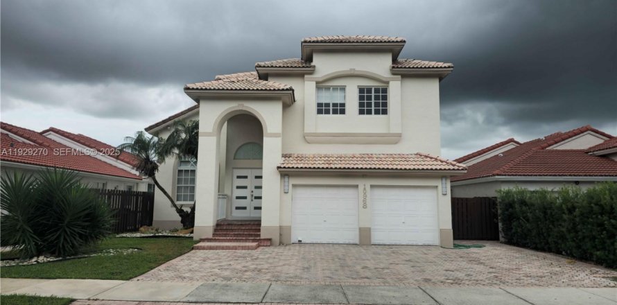 Дом в Дорал, Флорида 4 спальни, 227.7м2 № 1989846