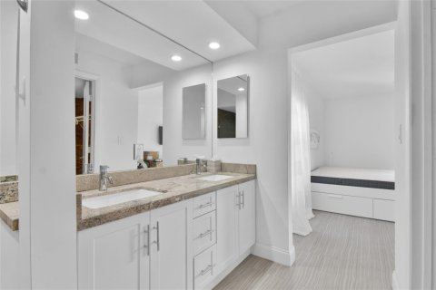 Condo in Hollywood, Florida, 2 bedrooms  № 1118007 - photo 1