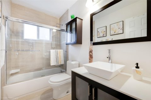 Villa ou maison à vendre à Miami, Floride: 4 chambres, 184.88 m2 № 2001085 - photo 13