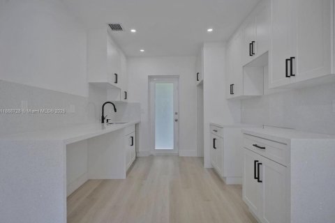 Купить виллу или дом в Пальметто-Бей, Флорида 2 спальни, 66.89м2, № 1942494 - фото 8