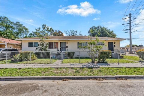 Commercial property in Miami, Florida 4 bedrooms, 130.81 sq.m. № 2096276