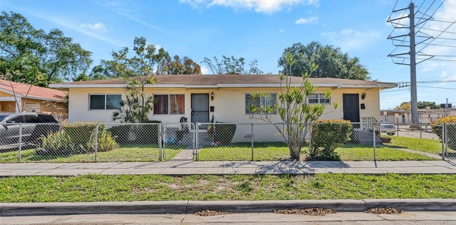 Commercial property in Miami, Florida 4 bedrooms, 130.81 sq.m. № 2096276