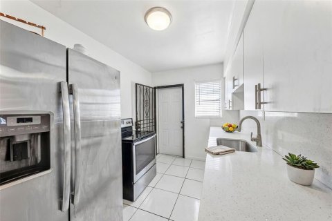 Commercial property in Miami, Florida 4 bedrooms, 130.81 sq.m. № 2096276 - photo 22