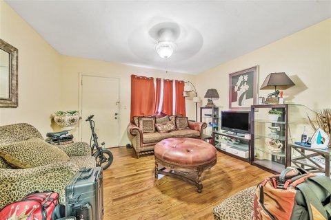 Commercial property in Miami, Florida 4 bedrooms, 130.81 sq.m. № 2096276 - photo 6