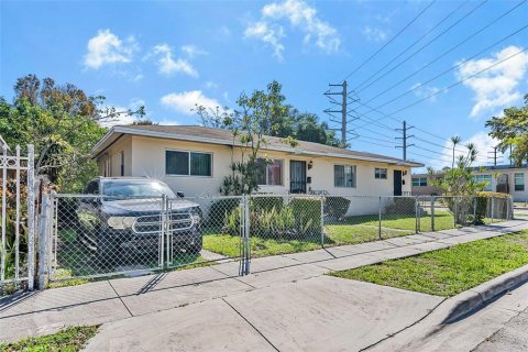 Commercial property in Miami, Florida 4 bedrooms, 130.81 sq.m. № 2096276 - photo 3