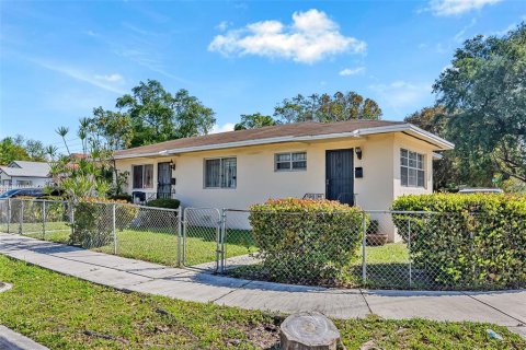 Commercial property in Miami, Florida 4 bedrooms, 130.81 sq.m. № 2096276 - photo 4