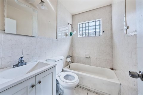 Commercial property in Miami, Florida 4 bedrooms, 130.81 sq.m. № 2096276 - photo 25