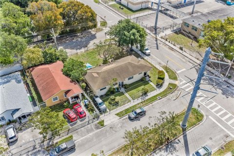 Commercial property in Miami, Florida 4 bedrooms, 130.81 sq.m. № 2096276 - photo 2