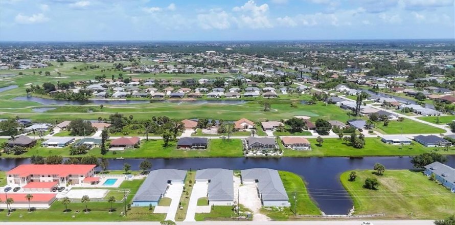 Immobilier commercial à Rotonda, Floride 9 chambres, 418.9 m2 № 2344556