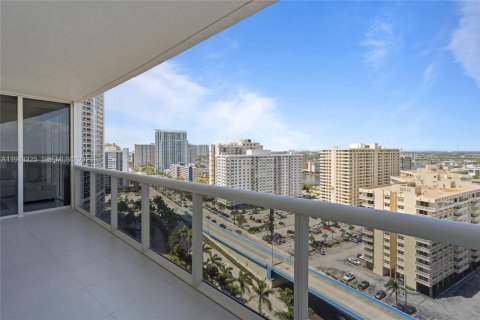 Condominio en Hallandale Beach, Florida, 3 dormitorios  № 2004353