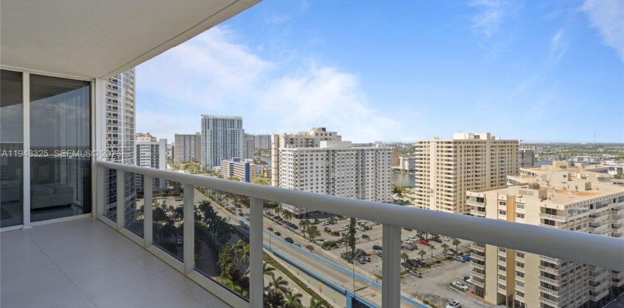 Condominio en Hallandale Beach, Florida, 3 dormitorios  № 2004353