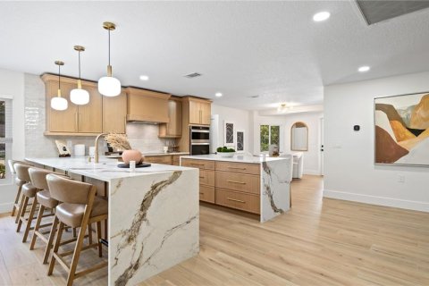 House in Tampa, Florida 5 bedrooms, 438.22 sq.m. № 2203456 - photo 6