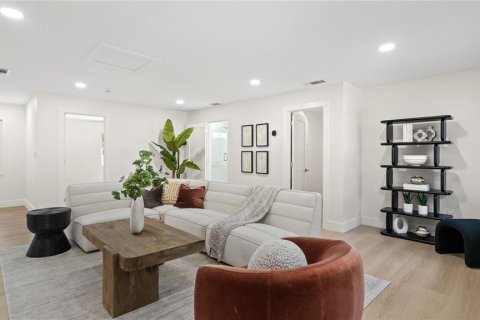 House in Tampa, Florida 5 bedrooms, 438.22 sq.m. № 2203456 - photo 22