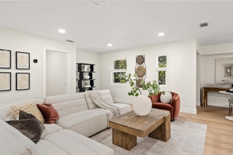 House in Tampa, Florida 5 bedrooms, 438.22 sq.m. № 2203456 - photo 23