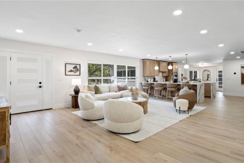 House in Tampa, Florida 5 bedrooms, 438.22 sq.m. № 2203456 - photo 3