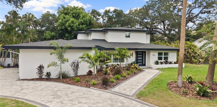 House in Tampa, Florida 5 bedrooms, 438.22 sq.m. № 2203456