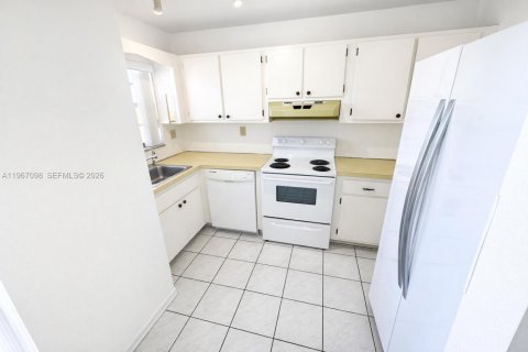 Copropriété à louer à Hialeah, Floride: 2 chambres, 92.9 m2 № 2081367 - photo 4