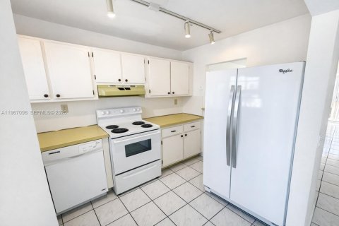 Copropriété à louer à Hialeah, Floride: 2 chambres, 92.9 m2 № 2081367 - photo 5