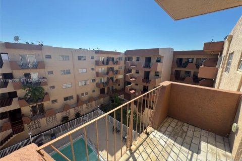 Copropriété à louer à Hialeah, Floride: 2 chambres, 92.9 m2 № 2081367 - photo 12