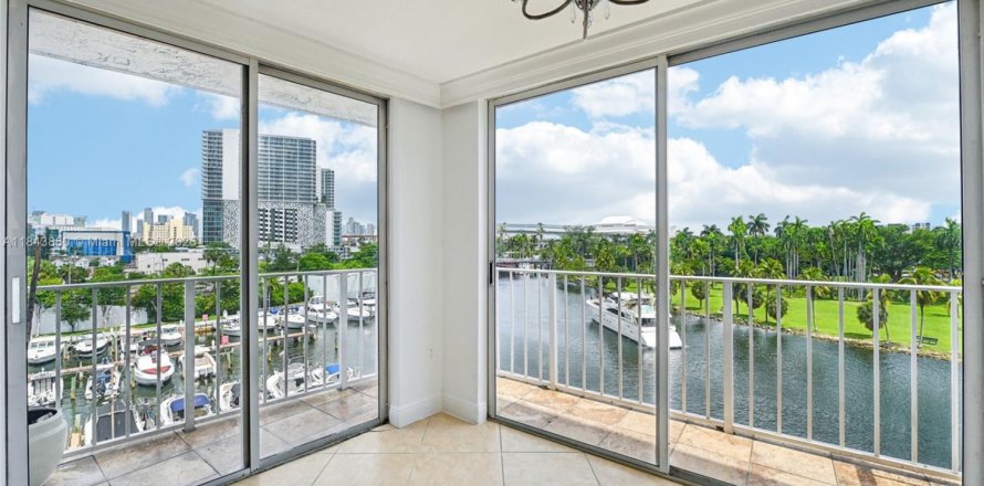 Condominio en Miami, Florida, 2 dormitorios № 1839674
